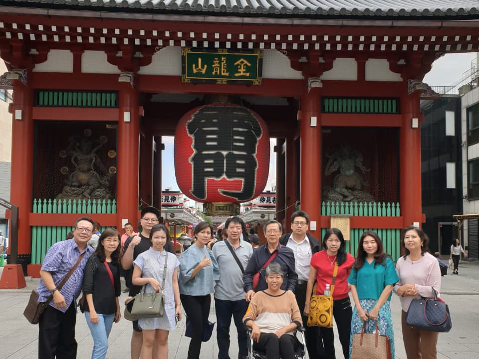 Family adventures at the iconic Kaminarimon in the heart of Asakusa.